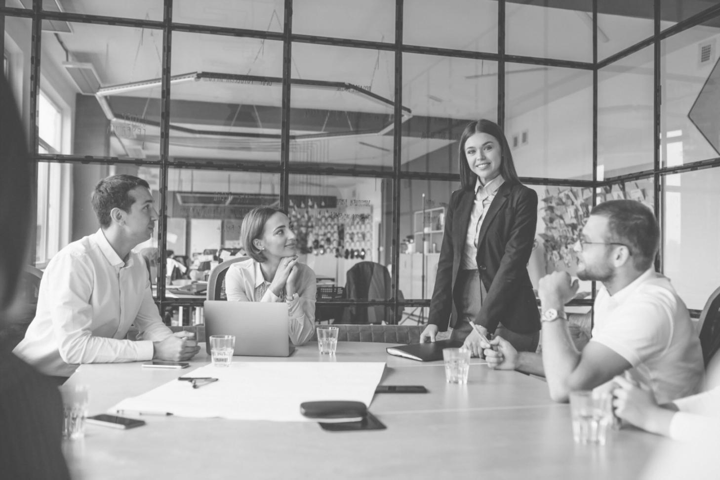 Espace de travail avec documents financiers et analyse budgétaire